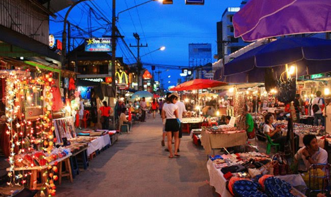 ถนนคนเดินวัวลาย เชียงใหม่- เช่ารถเชียงใหม่