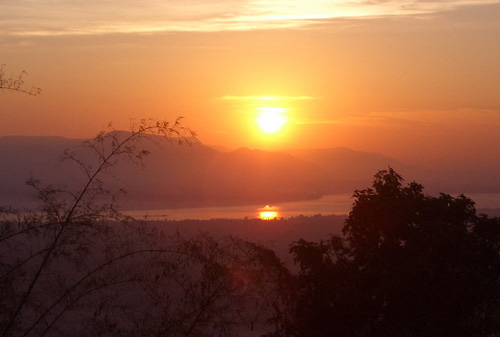 ผาชะนะได อุทยานแห่งชาติผาแต้ม จ.อุบลราชธานี- เช่ารถเชียงใหม่ ท่องเที่ยว